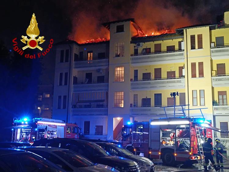 L'incendio a Corsico in via Vincenzo Monti 38, Milano