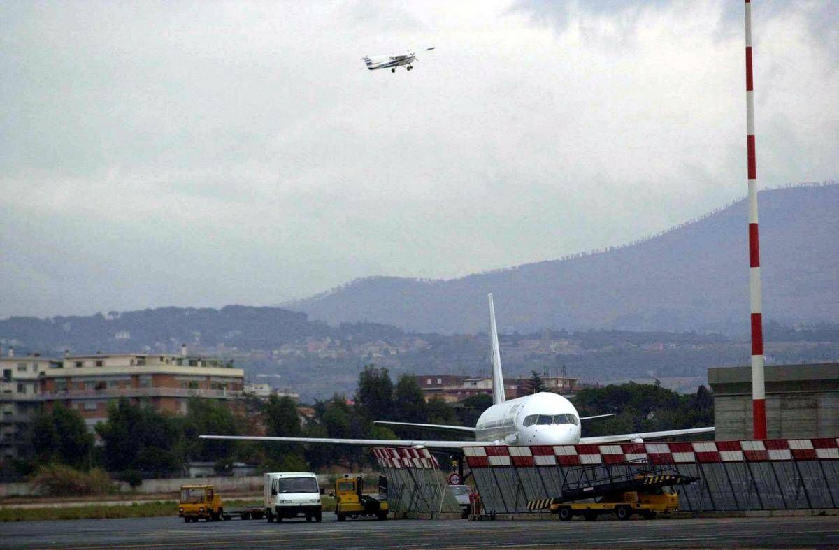 Traffico aereo sospeso a Ciampino, fiamme in locale tecnico