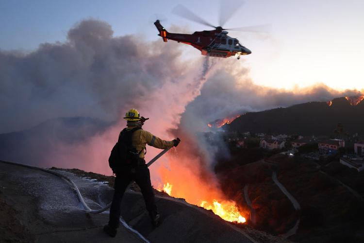 Emergenza incendi a Los Angeles, evacuata Hollywood: Biden annulla viaggio in Italia