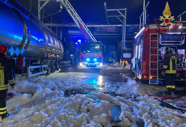 Milano, vigili del fuoco dopo l'incendio alla Itelyum di Rho