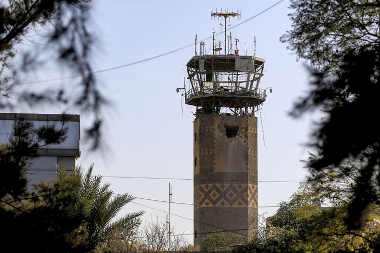 Torre di controllo all'aeroporto di Sana'a (Afp)