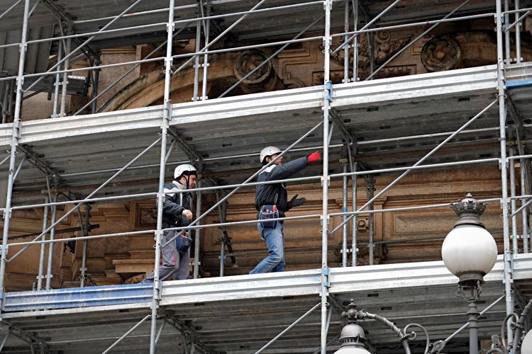 Ponteggi su un edificio in ristrutturazione - Fotogramma