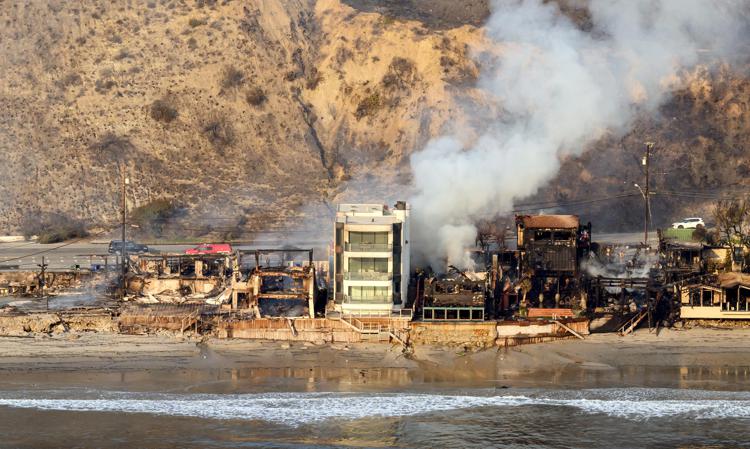 La costa di Malbù ridotta in cenere (Afp)