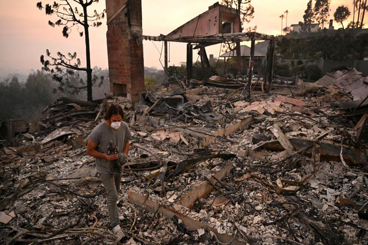 Tra le macerie degli incendi di Los Angeles - (Afp)