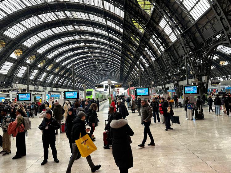 Passeggeri in attesa alla stazione di Milano - Adnkronos