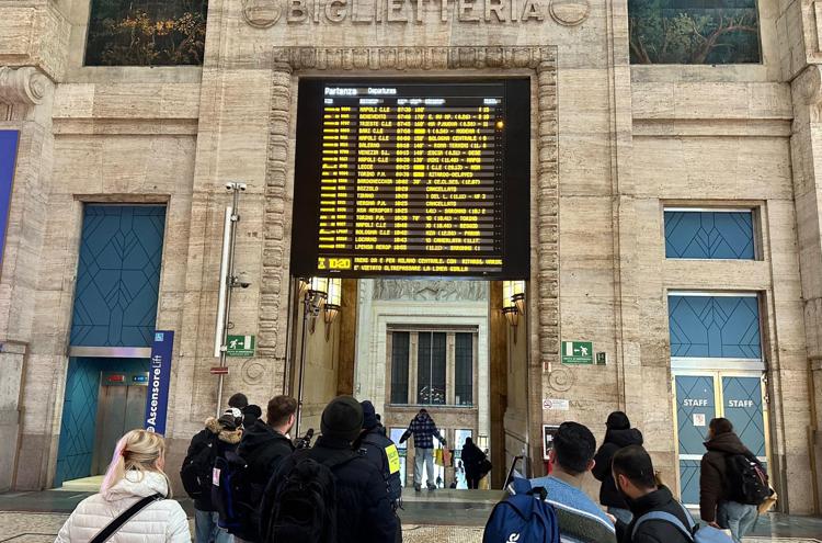 Cancellazioni e ritardi dei treni alla stazione Centrale di Milano - Adnkronos