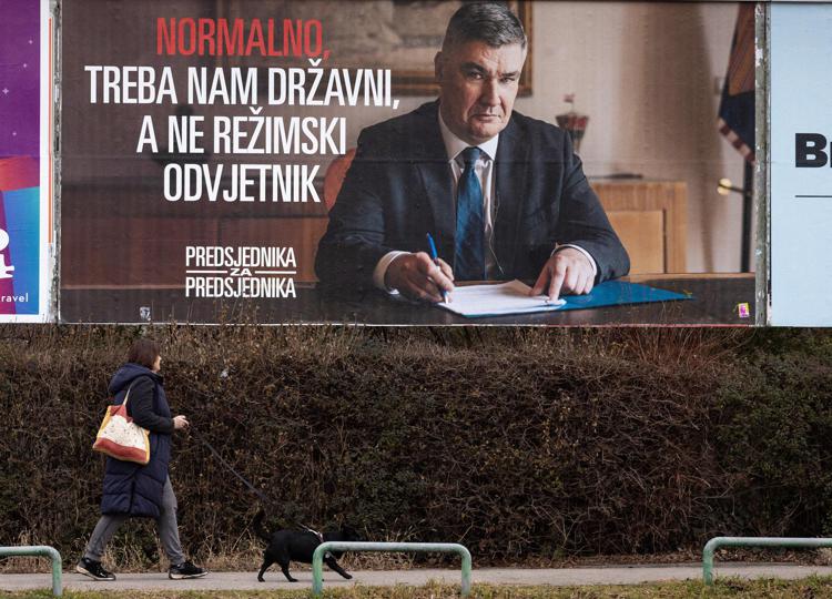 Croazia, manifesto elettorale di Zoran Milanovic - Afp