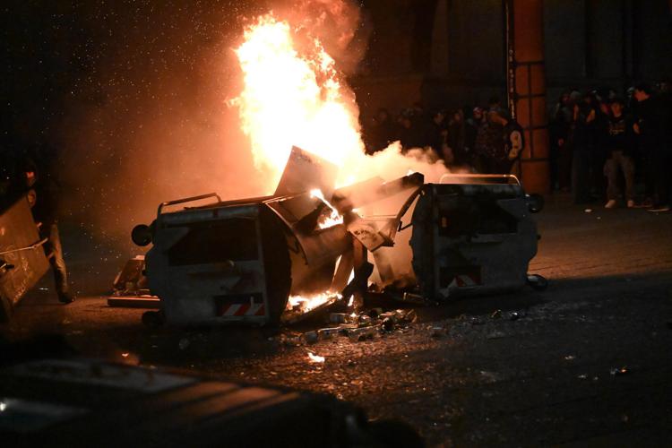 Bologna, cassonetti incendiati durante gli scontri al corteo per Ramy - Fotogramma