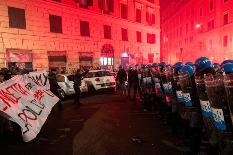 Scontri nel corteo per Ramy a Roma - (Fotogramma)