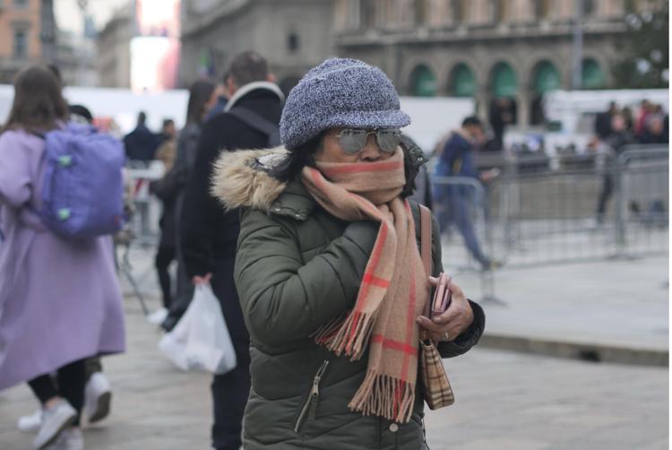 Donna con la sciarpa per combattere il freddo - (Fotogramma)