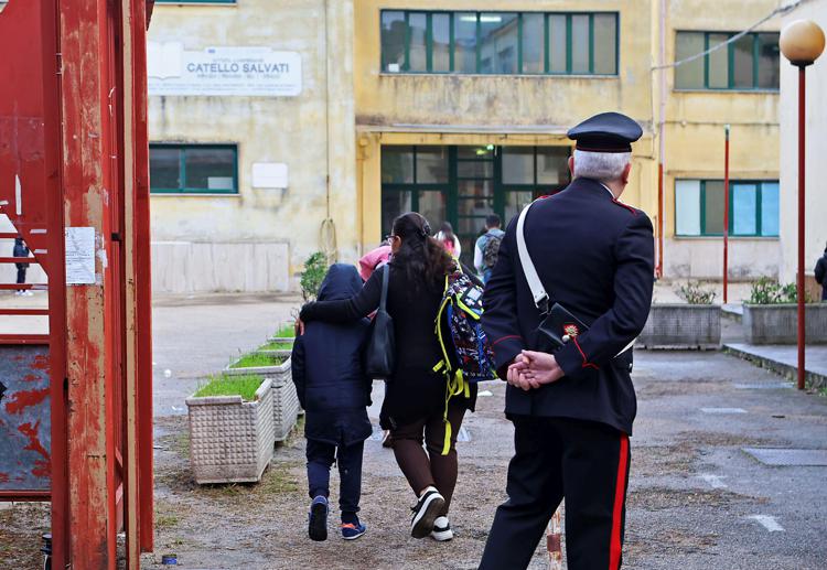 Carabinieri di fronte alla scuola - (Fotogramma)