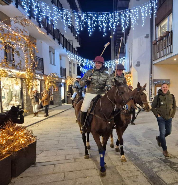 Italia Polo Challenge 2025, lo spettacolo sulla neve di Courmayeur inizia con la sfilata di cavalli e cavalieri