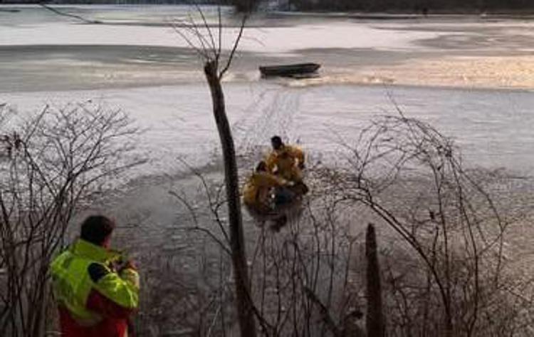 Cade nel lago ghiacciato per soccorrere il cane: salvati dai vigili del fuoco - Video