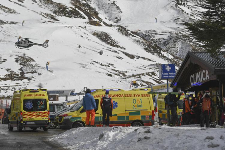 I soccorsi nella stazione sciistica di Astún (Fotogramma/Ipa)