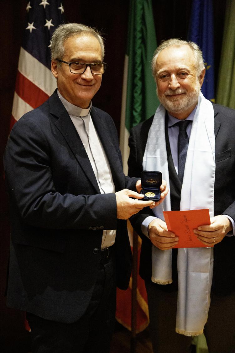 Nella foto: Il direttore dell’Istituto italiano di cultura, prof. Fabio Finotti, consegna il premio