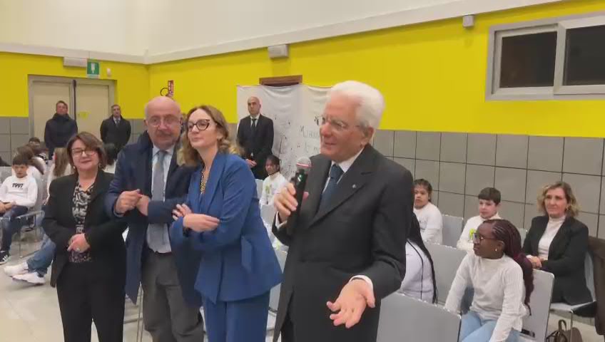 Palermo, Mattarella surprises at De Amicis school: children were victims of racism