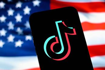 TikTok, Trump emette un ordine esecutivo per sospendere il ban