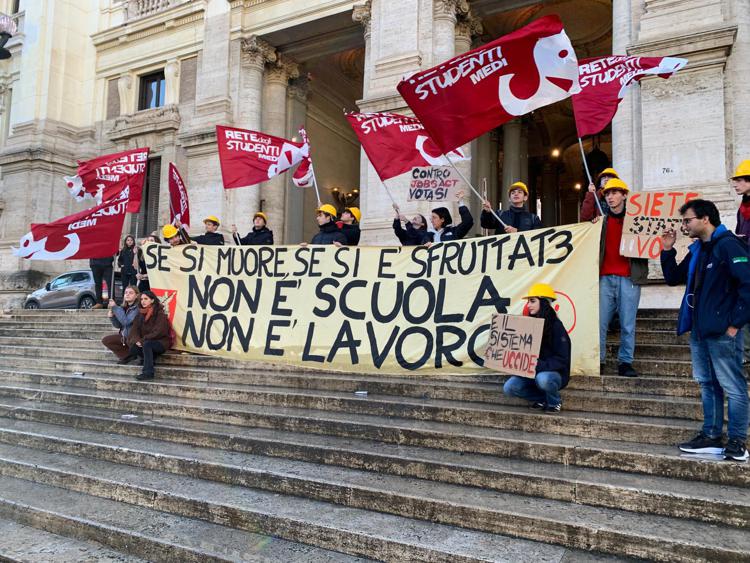 Studenti davanti ministero Istruzione e Merito