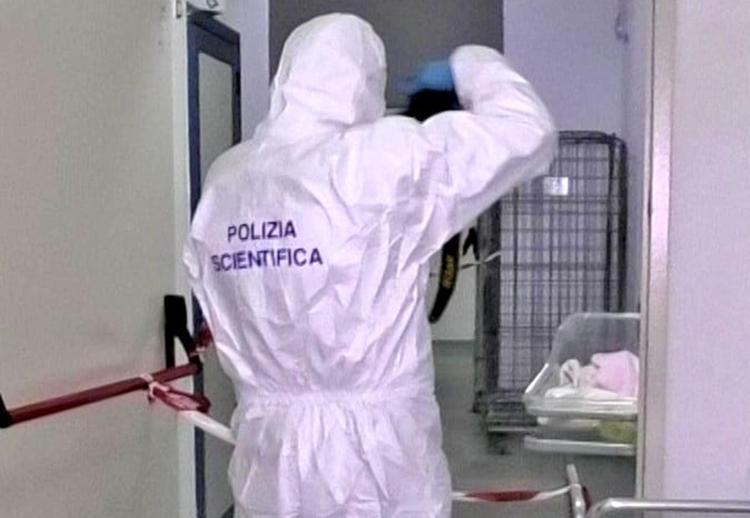 Polizia scientifica nell'ospedale nella clinica Sacro Cuore di Cosenza