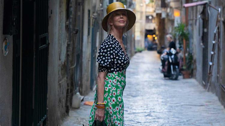 La regista Trudie Styler in una scena del documentario 'Posso entrare? An Ode to Naples'