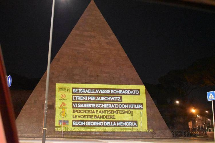 Il cartello comparso su una parete della Piramide Cestia 