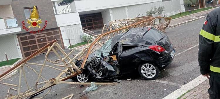 L'auto distrutta dopo il crollo della gru - Vigili del Fuoco