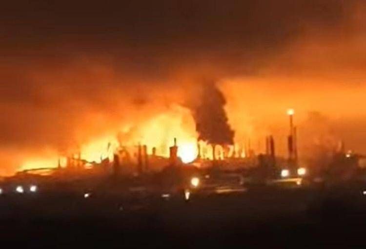 Ucraina, pioggia di droni sulla Russia: in fiamme raffineria di Nizhny Novgorod