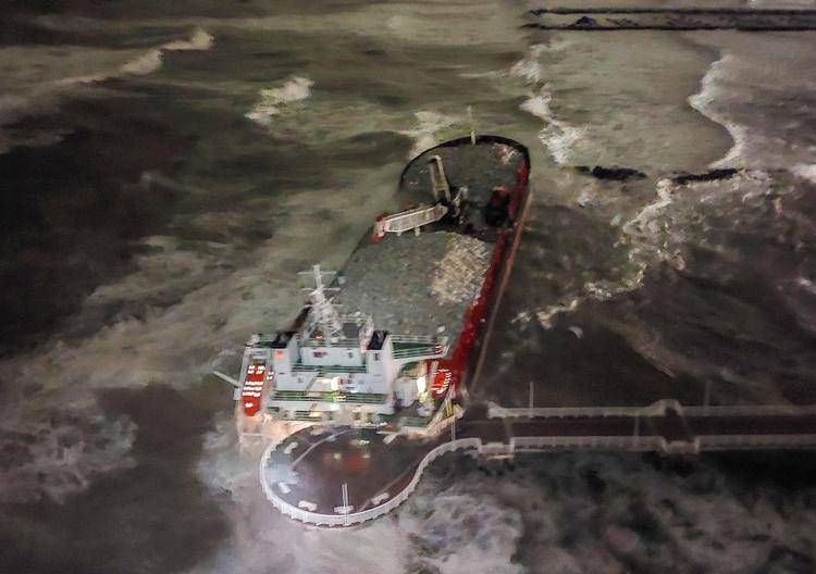 Il cargo arenato  a Marina di Massa - foto della Guardia Costiera