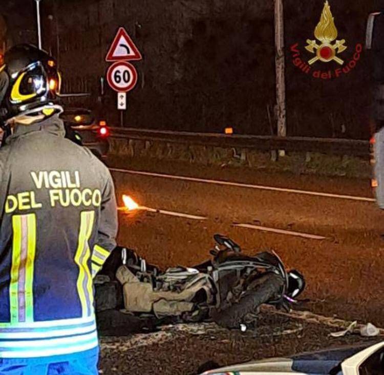 Lo scooter di Fabio Postiglione dopo l'incidente - Vigili del Fuoco Milano