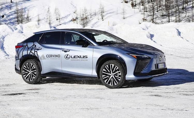 La Lexus della NX Driving Academy presentata a Cervino Ski Paradise. 