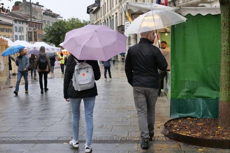 Persone con l'ombrello che passeggiano - (Fotogramma)