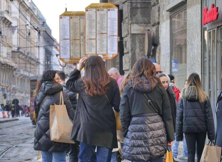 Fermata mezzi pubblici a Milano  - (Fotogramma)