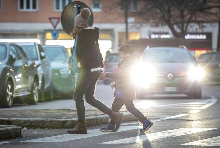 Donna attraversa le strisce pedonali - (Fotogramma)