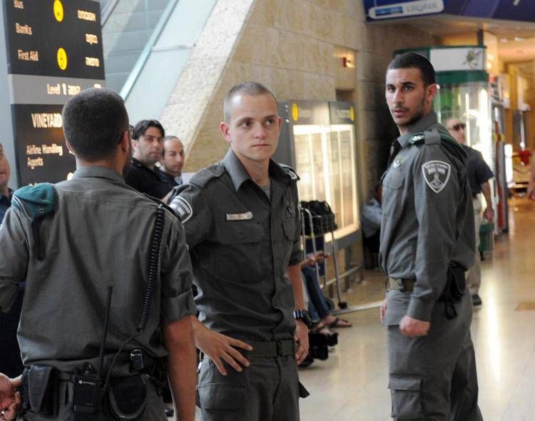 Polizia israeliana all'aeroporto (Fotogramma/Ipa)