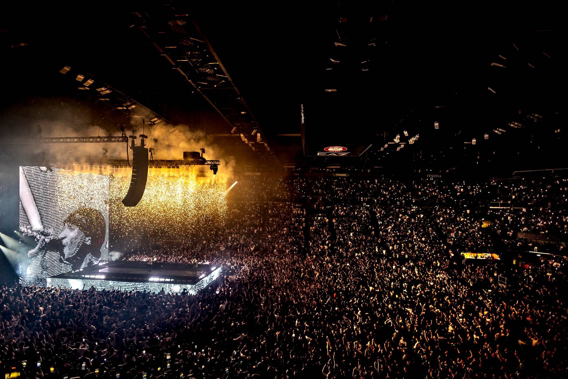 Per Capo Plaza palco-istallazione al Forum, megashow con 40 brani