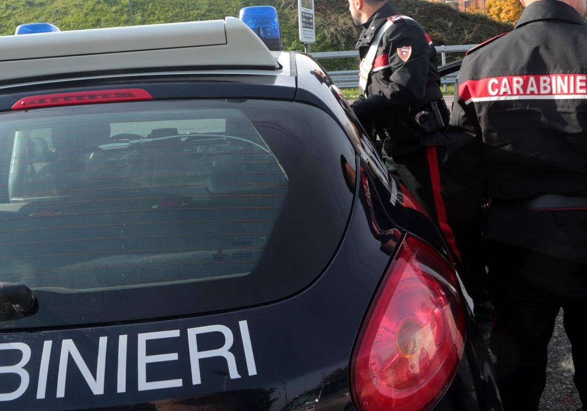 Napoli, maxi blitz antidroga: decine di arresti, donna spaccia con bimbo in braccio