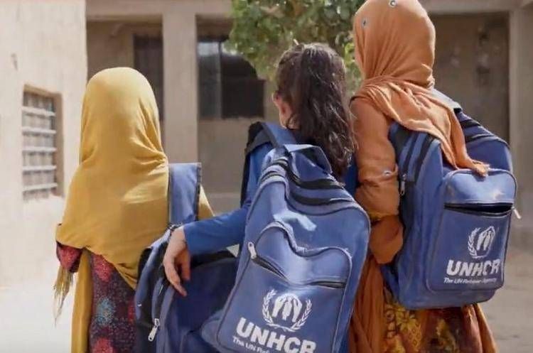 Bambine rifugiate verso la scuola  - Unhcr