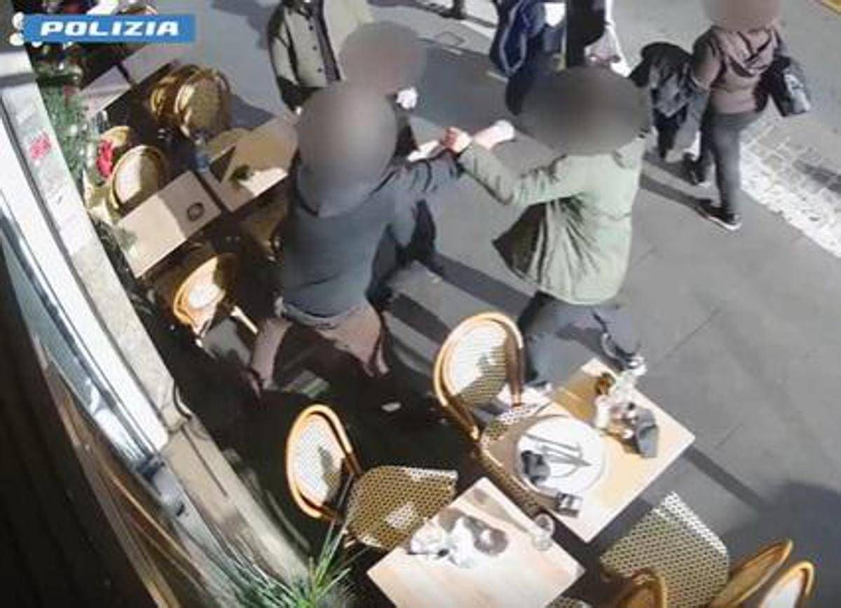 Roma, aggredisce ragazzo che indossa kippah e si avventa contro commerciante - Video