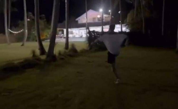 Temptation Island Spagna, la fidanzata lo tradisce: lui fa irruzione nel villaggio - Video