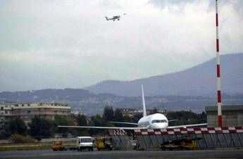 Aggredisce controllore di volo, poi appicca incendio in aeroporto di Ciampino: arrestato migrante