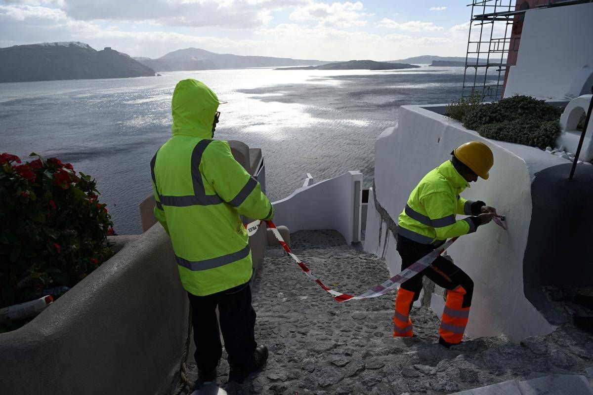 Santorini trema ancora, alto rischio frane per scosse sismiche