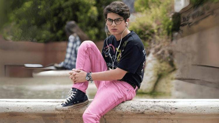 Samuele Carrino in una scena de 'Il ragazzo dai pantaloni rosa'