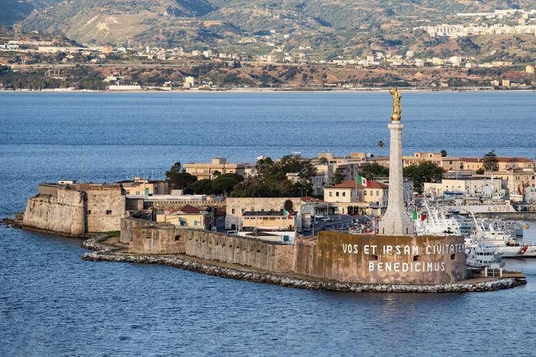 La Madonnina del porto, faro della città di Messina vista dall'alto - Ipa