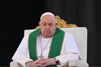 Papa Francesco interrompe l'omelia: "Difficoltà di respiro, mi scuso"