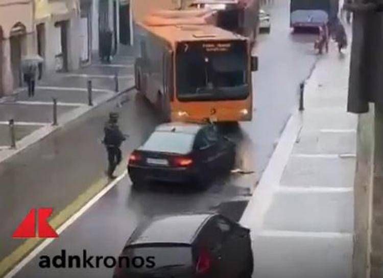 Il momento in cui l'autobus blocca l'investitore dei vigili in via D'Azeglio, Parma