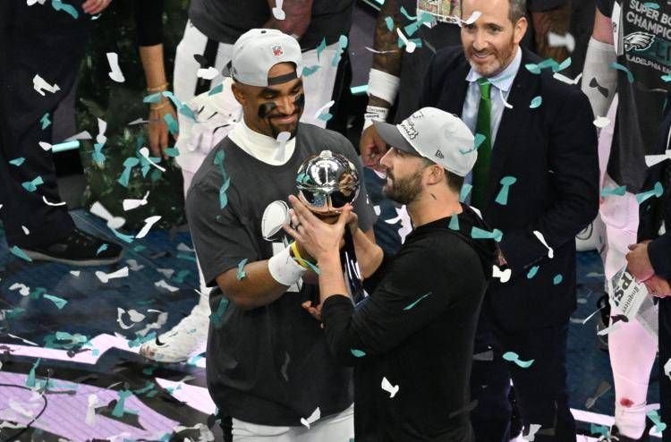 I Philadelphia Eagles esultano: coach Sirianni e il qb Hurts