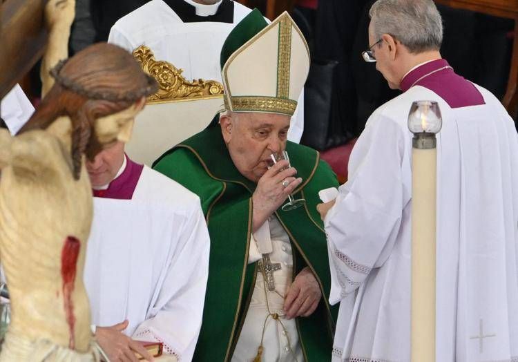 papa Francesco durante la messa in piazza San Pietro a Roma - (Afp)