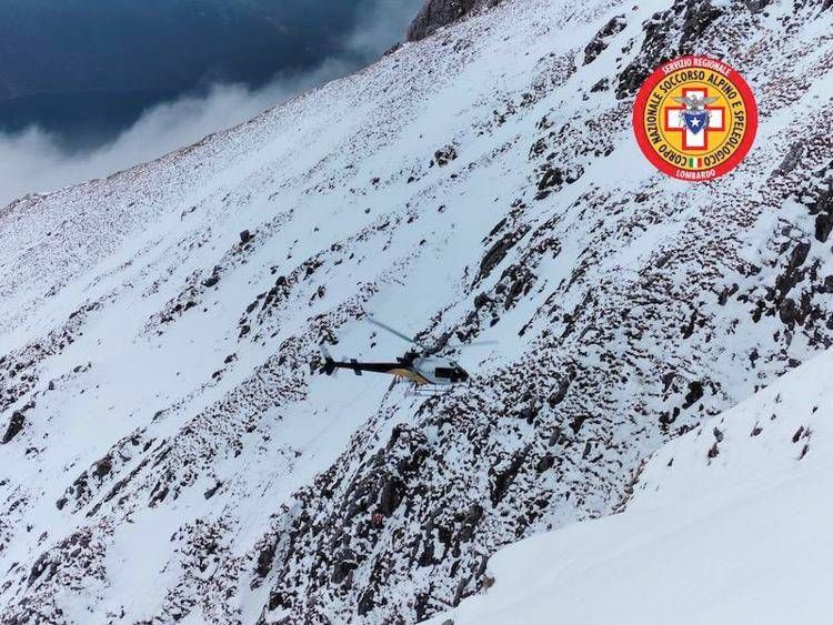 L'elicottero del soccorso alpino che ha recuperato i corpi