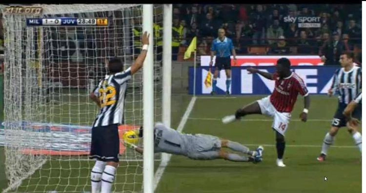 Il gol non assegnato a Muntari in Milan-Juve - X