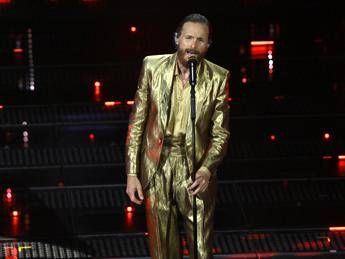 Jovanotti versione Ferrero Rocher a Sanremo 2025